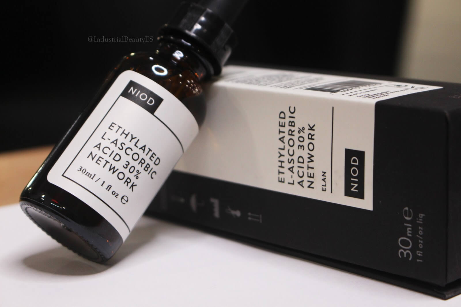 NIOD Ethylated L-Ascorbic Acid 30% Network  30 ml.  เซรั่มวิตามินซีเข้มข้น30% มีความเสถียรสูงช่วยต่อต้านอนุมูลอิสระ ปรับผิวขาวกระจ่างใส รักษาสมดุลผิวให้จุดด่างดำรอยแผลเป็นและสีผิวลดลงอย่างเห็นได้ชัด ผลิตภัณฑ์คุณภาพจากแล็บยุโรป