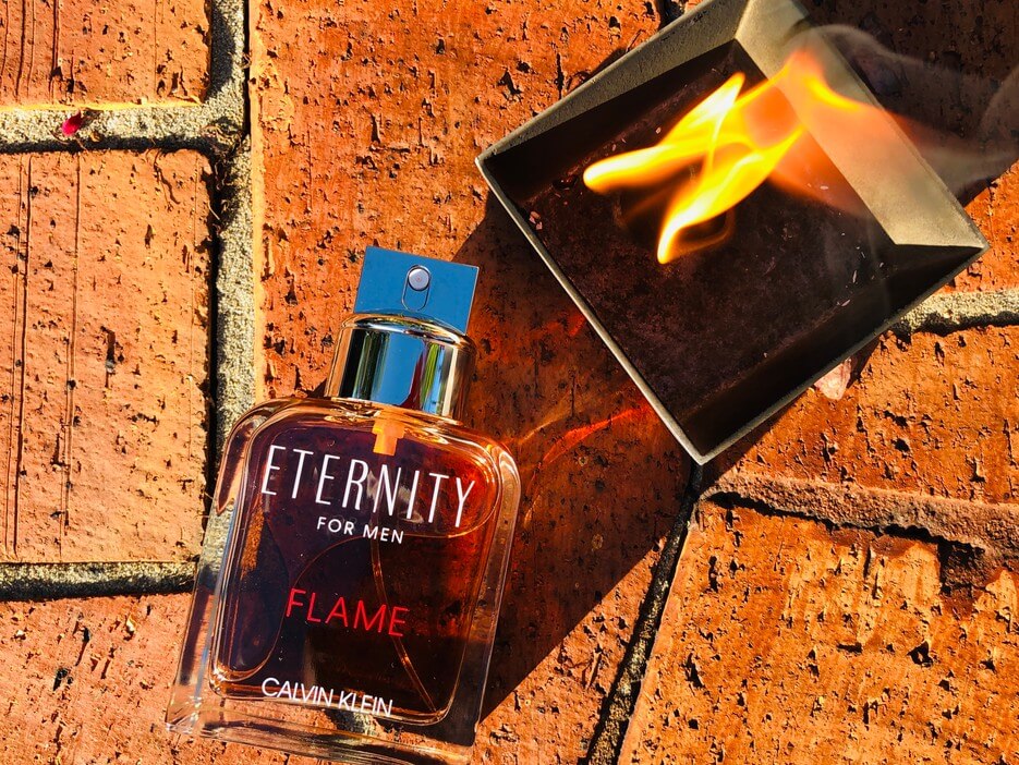 CK Calvin Klein  Eternity Flame For men EDT น้ำหอมผู้ชายกลิ่นหอมสดชื่นแต่อบอุ่น ที่สะท้อนถึงพลังของแสงอาทิตย์ประกายสีส้มบนท้องฟ้า ขับมนต์เสน่ห์อันแสนเย้ายวนของกลิ่นอายธรรมชาติ กับความเร่าร้อนของเปลวเพลิงได้อย่างลงตัว 