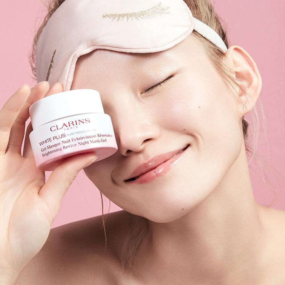 Clarins Brightening Revive Night Mask Gel 5 ml สลีปปิ้งมาส์กเนื้อเจลบำรุงผิวยามค่ำคืนคืนความกระจ่างใสมีออร่าให้กับผิว เนื้อสัมผัสเจลเนียนนุ่มปลอบประโลมผิวเข้าบำรุงอย่างล้ำลึก คืนความสดใสให้กับผิว ลดเลือนความหมองคล้ำให้สีผิวสม่ำเสมอ